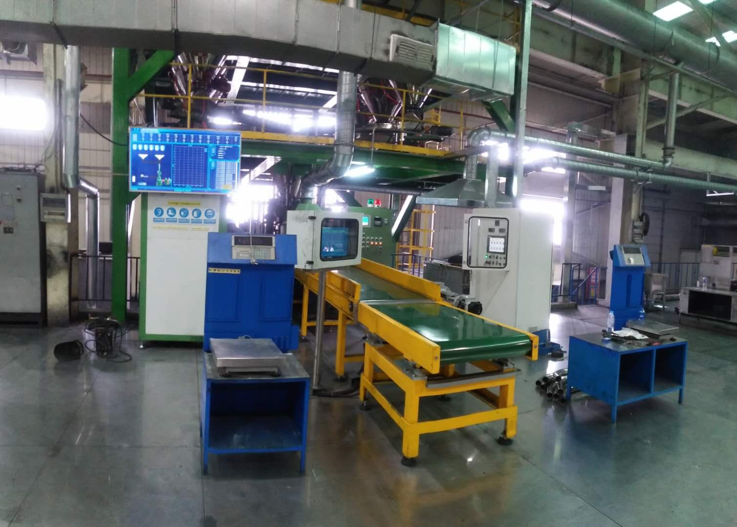 Automatic feeding and weighing system installed above an internal mixer