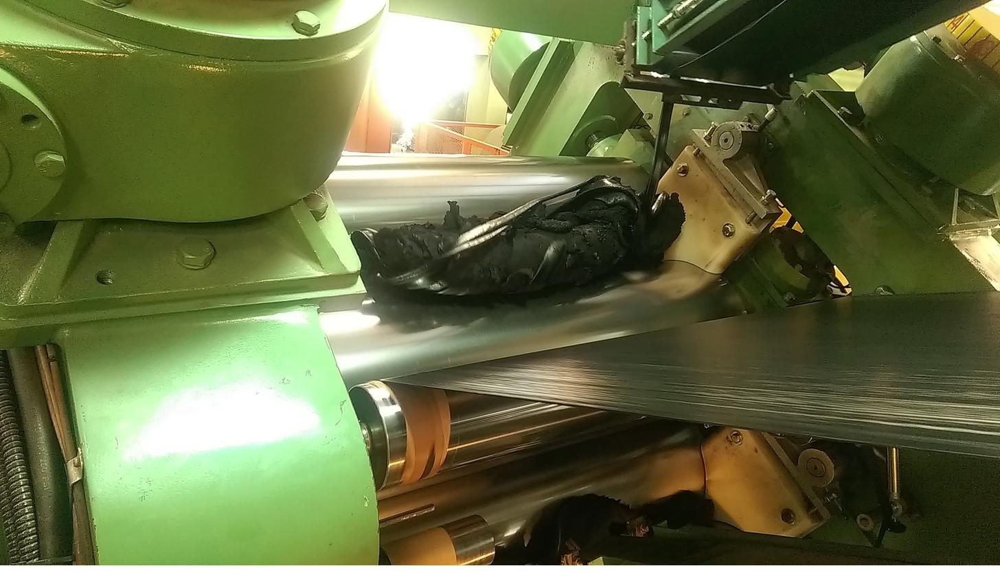 Rubber bank in the calender nip, feeding onto the roll