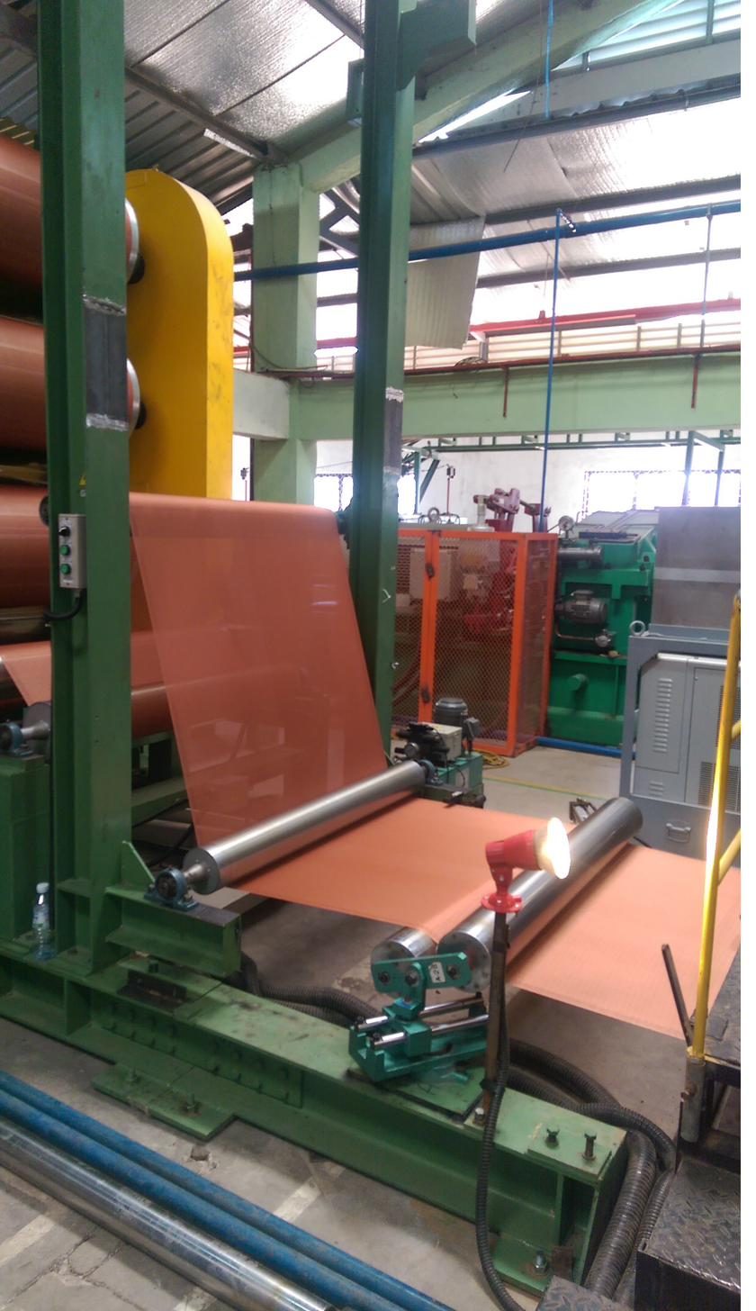 Rubberized sheet leaving the calender on the take-off conveyor