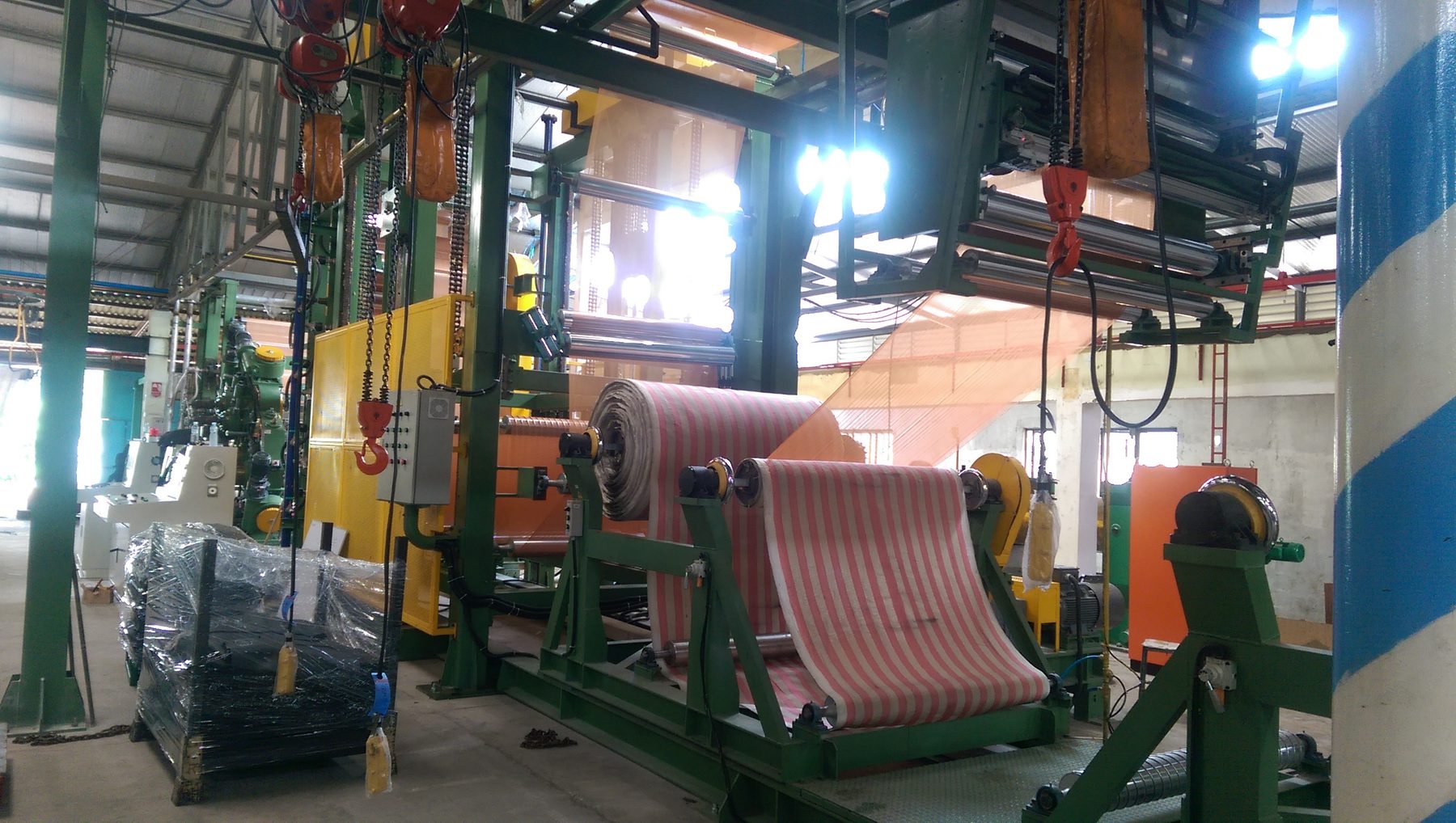 Wind-up station with liner fabric, receiving the rubberized cord