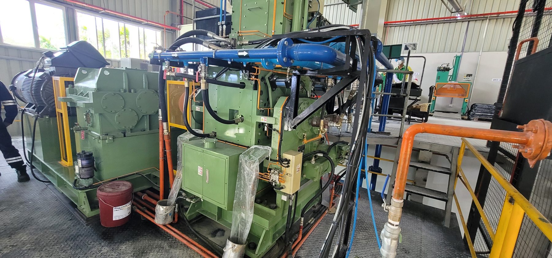 Internal mixer drive, gearbox and hydraulic ram detail