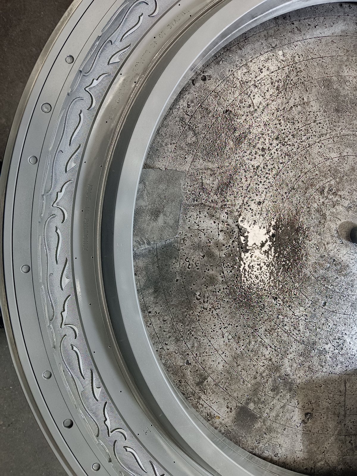 Close-up of engraved sidewall detail: pattern, size marking and inflation pressure lettering