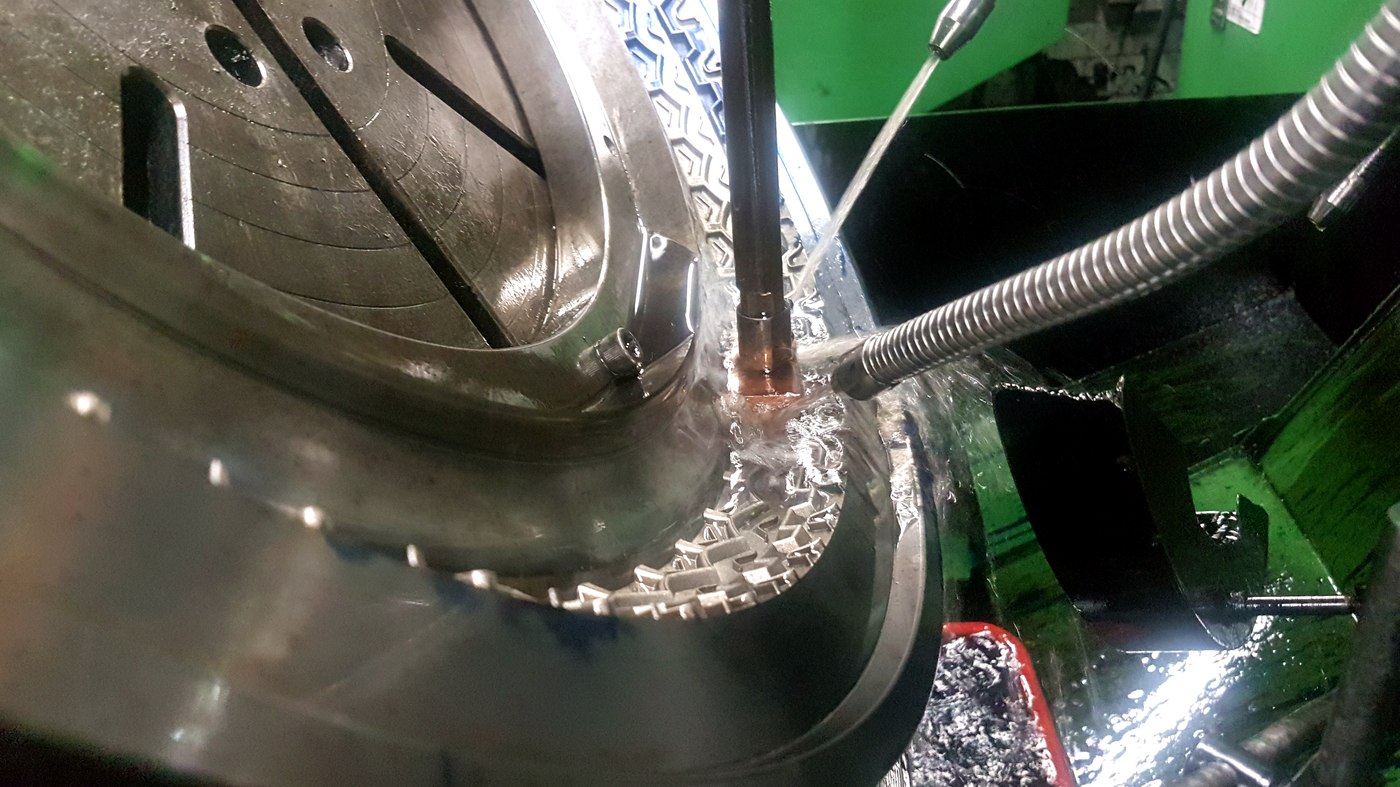 Machining and finishing a tire mold cavity
