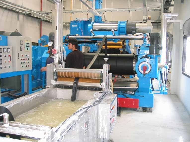 Open mixing mill with downstream sheet take-off and cooling tank